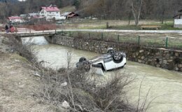 Bolu’da Otomobil Abant Deresi’ne Devrildi: 2’si Çocuk 4 Kişi Yaralandı