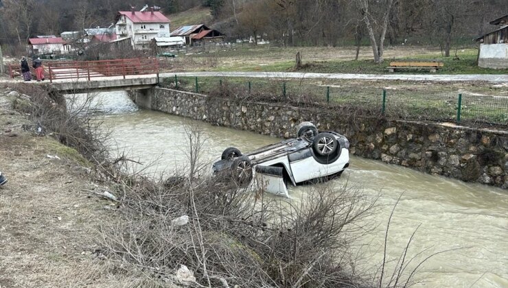 Bolu’da Otomobil Abant Deresi’ne Devrildi: 2’si Çocuk 4 Kişi Yaralandı