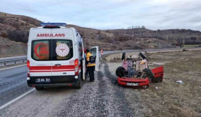 Çorum’un Alaca ilçesinde tarlaya uçan otomobildeki 2’si çocuk 3 kişi yaralandı
