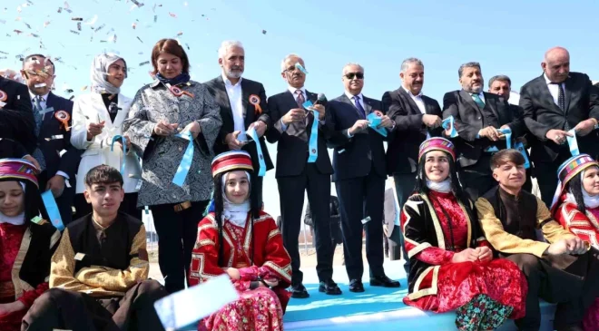 Ulaştırma ve Altyapı Bakanı Abdulkadir Uraloğlu, Diyarbakır-Bismil-Batman kara yolunun açılışını gerçekleştirdi