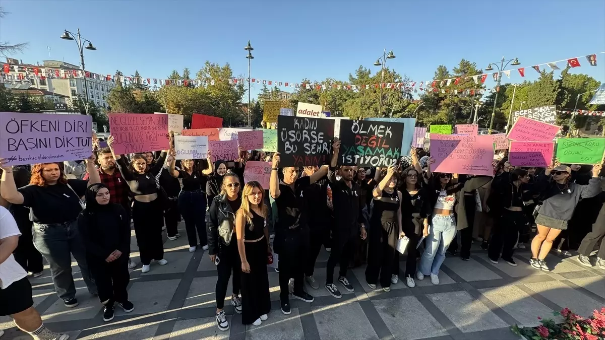 Burdur’da Öğrencilerden Kadına Yönelik Şiddet Protestosu