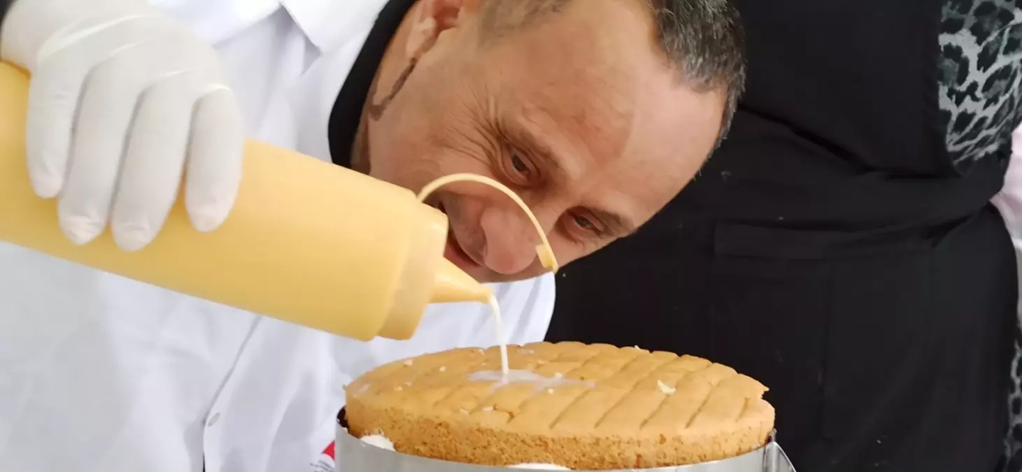 Down Sendromlu Öğrencilerden Yeni Yıl Pastası Etkinliği