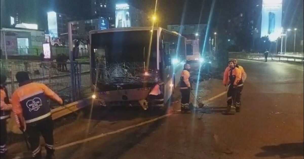 Kontrolden çıkan metrobüs 4 otomobile çarptı