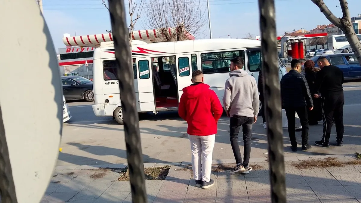 Afyonkarahisar’da minibüsçülerin silahlı ve bıçaklı kavgası kanlı bitti