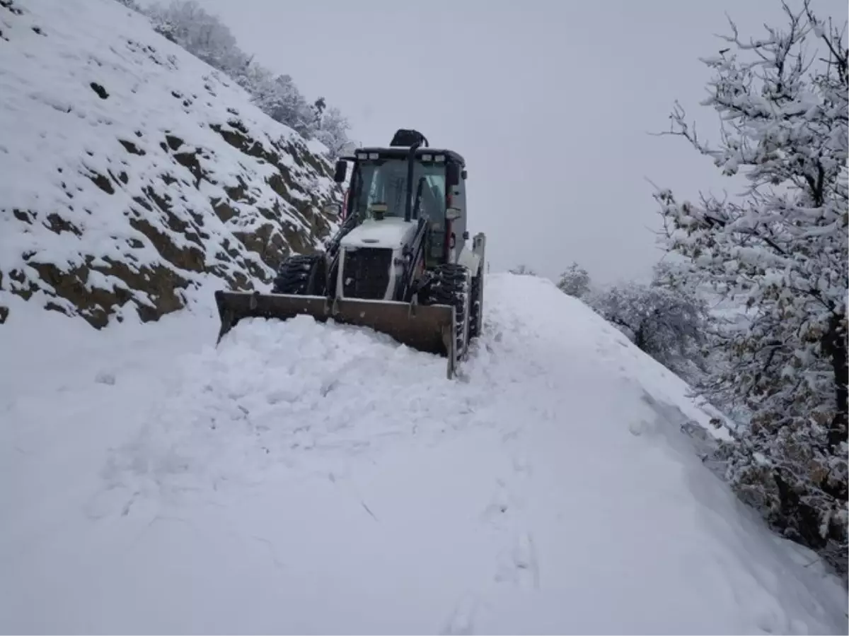 Elazığ’da Kardan Kapanan 17 Köy Yolu Tekrar Ulaşıma Açıldı