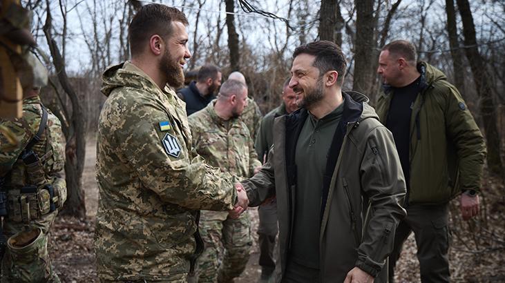 Zelenskiy, Donetsk cephesinde konuşlu Ukrayna askeri birliklerini ziyaret etti